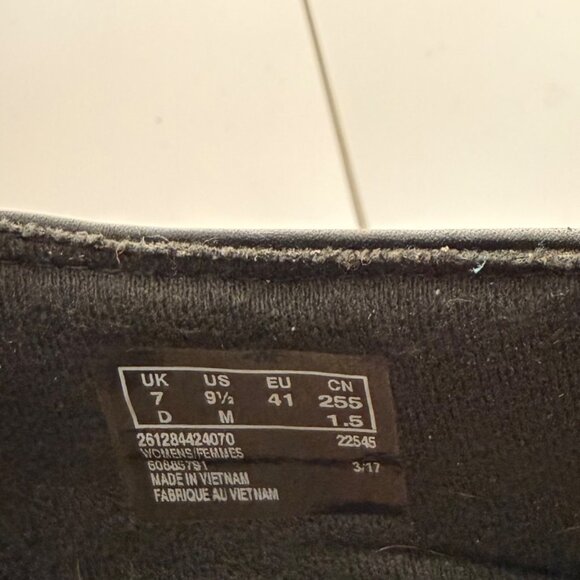 Clarks Black Ankle Bootie Shoes Size 9.5 Leather Button Accent Comfort Cushion - Picture 9 of 14